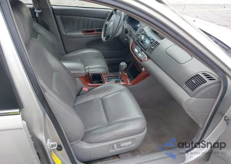 2005 Toyota Camry Xle V6 z USA, uszkodzony, nr VIN 4T1BF30KX5U108308